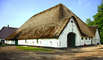 Der Haubarg ist ein typisches Bauernhaus auf der Halbinsel Eiderstedt (Foto: Hans Peter Dehn/pixelio.de)