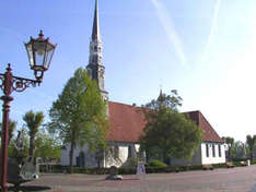 St. Jürgen-Kirche am Marktplatz von Heide (Foto: Touristinfo Heide-rundum e.V.)