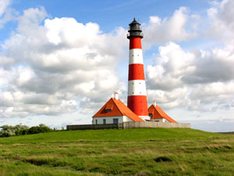 Leuchtturm Westerheversand auf Eiderstedt (Foto: Helga Schmadel/pixelio.de)