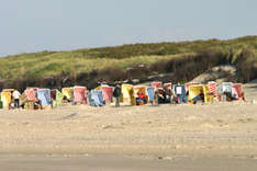 Strandkörbe sind auf Langeoog auch im November keine Seltenheit (Foto: Andri Peter/pixelio.de)