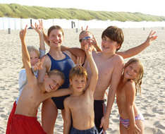 Jugendliche haben viel Spaß am Nordseestrand (Foto: Katharina Rothe/pixelio.de)