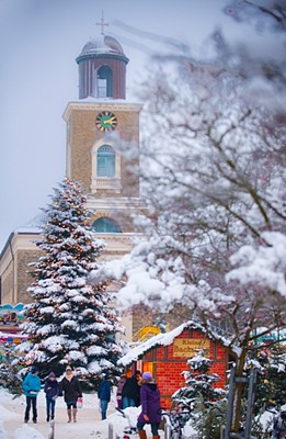 Die Husumer Marienkirche und der Tine-Brunnen bieten das passende Ambiente für einen stimmungsvollen Weihnachtsmarkt in Husum
