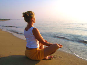 Ein Wellness-urlaub an der Nordsee kann vom Feriengast durch körperliche Entspannung wie beim Yoga noch unterstützt werden