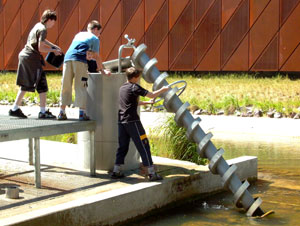 Mit gemeinsamen Kr&auml;ften &uuml;berwindet selbst Wasser so manches Hindernis
