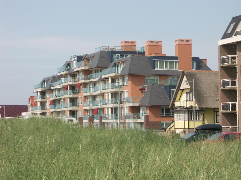 Wohnhäuser hinter den Dünen von Egmond aan Zee