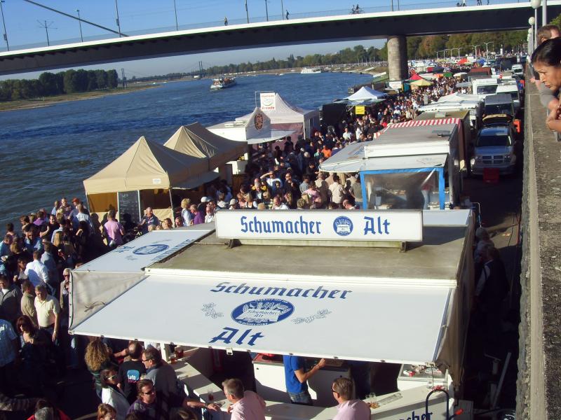 Besucher bei einem Fest am Flussufer