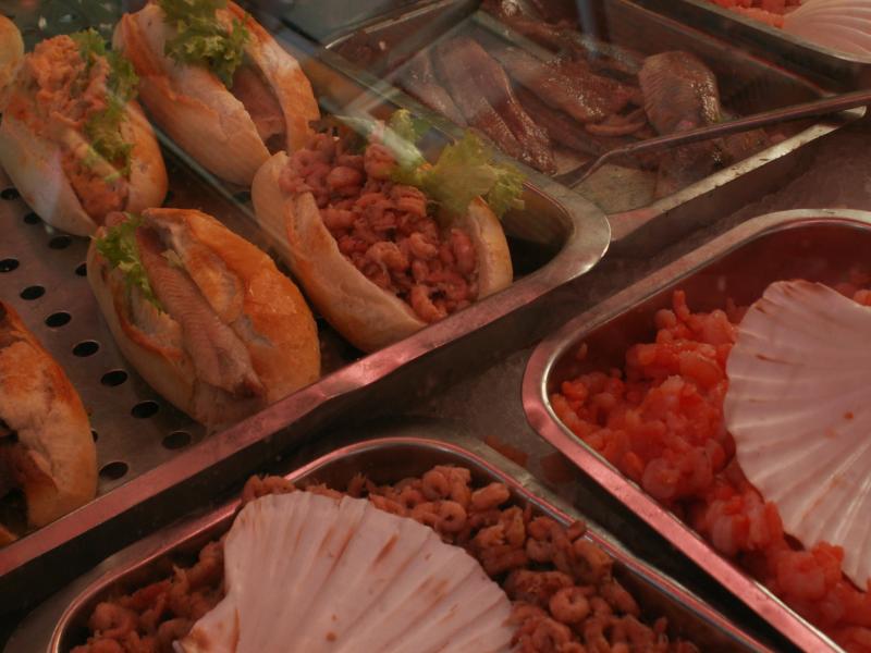Krabbenbrötchen an einem Marktstand