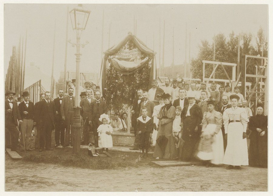 File:Eerste steenlegging door Coöperatieve Woningbouwvereniging Coornhert voor huizen in de Coornhertstraat, Inventarisnummer NL-HlmNHA 00314.JPG