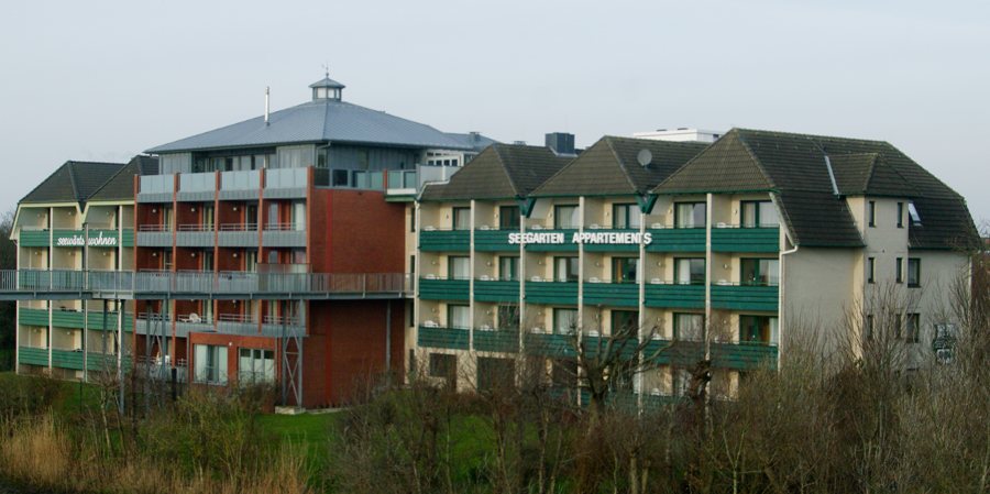 Winterlicher Seegarten in Büsum mit Blick auf die Küste.