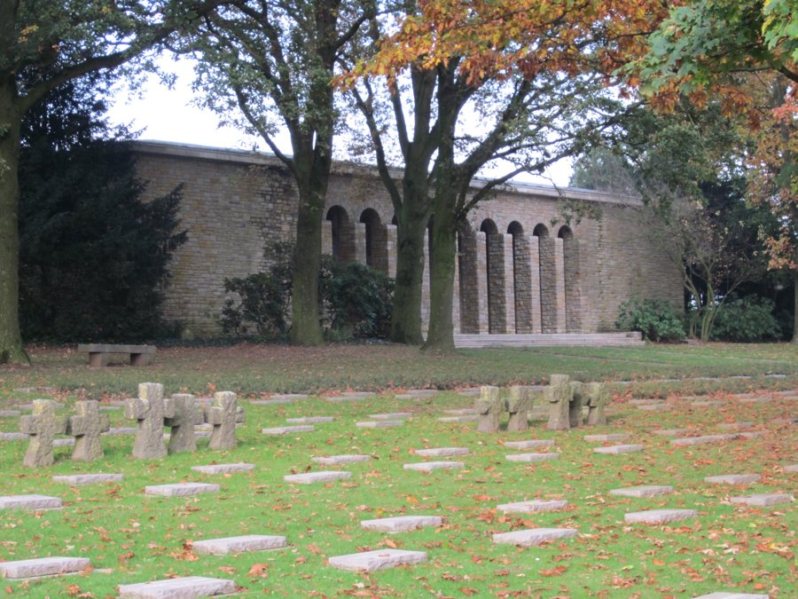 File:Hooglede Duitse militaire begraafplaats 04.JPG