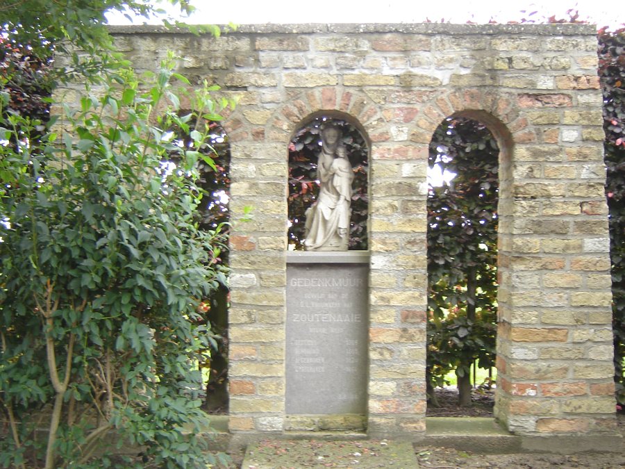 File:Zoutenaaie - Gedenkmuur 2.jpg