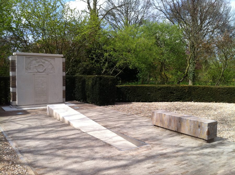 File:Herdenkings Monument gemeente Voorschoten 01.JPG