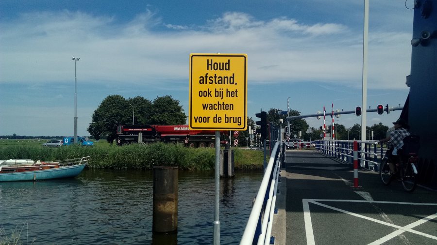 Abstandshinweis an der Brücke in Westerbroek, Aufnahme von 2020