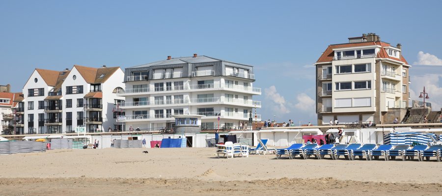 File:De Haan Beach centre b.jpg
