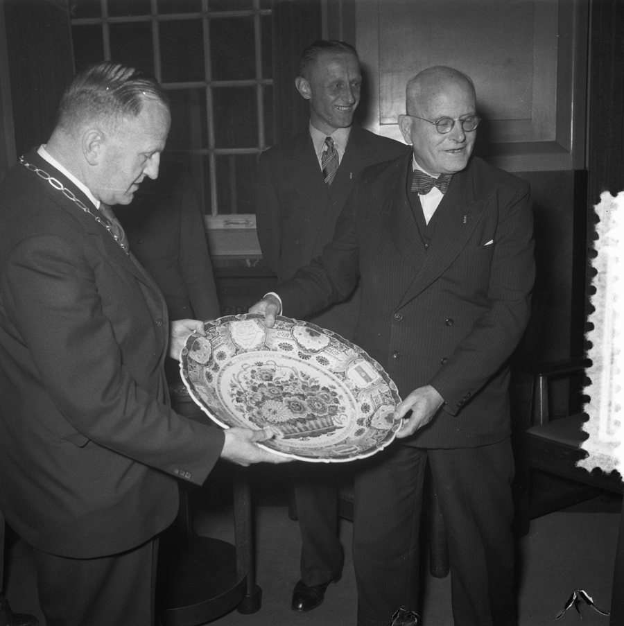 File:Delegatie uit Zonnemaire (Schouwen Duiveland) overhandigt bord aan gemeente Amst, Bestanddeelnr 906-5148.jpg
