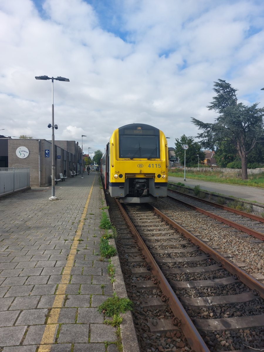 File:Eeklo railway station 2.jpg