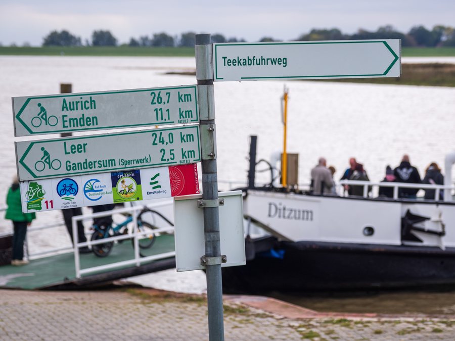 File:Fahrradwegweiser beim Fähranleger in Petkum (Emden, 2024).jpg