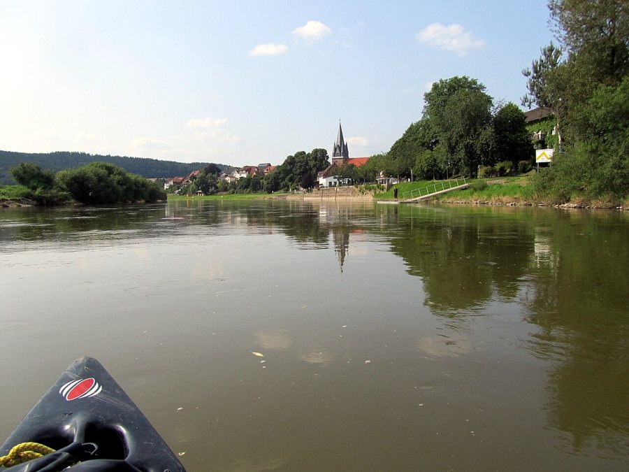 Kanu auf der Weser bei Bodenfelde in Niedersachsen.