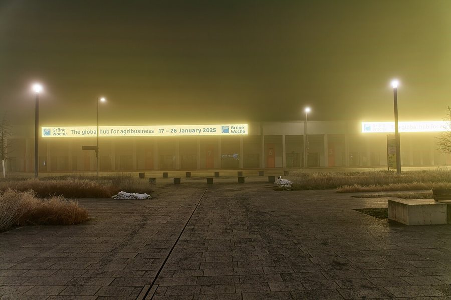 Banner zur Grünen Woche 2025 an der AVUS-Tribüne in Berlin.