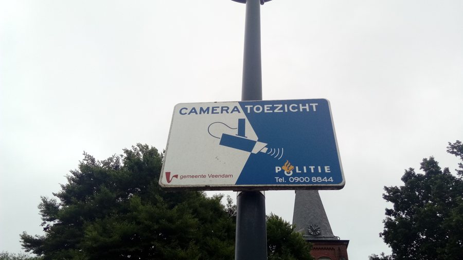Hinweisschild zur Kameraüberwachung in Veendam, Aufnahme von 2019