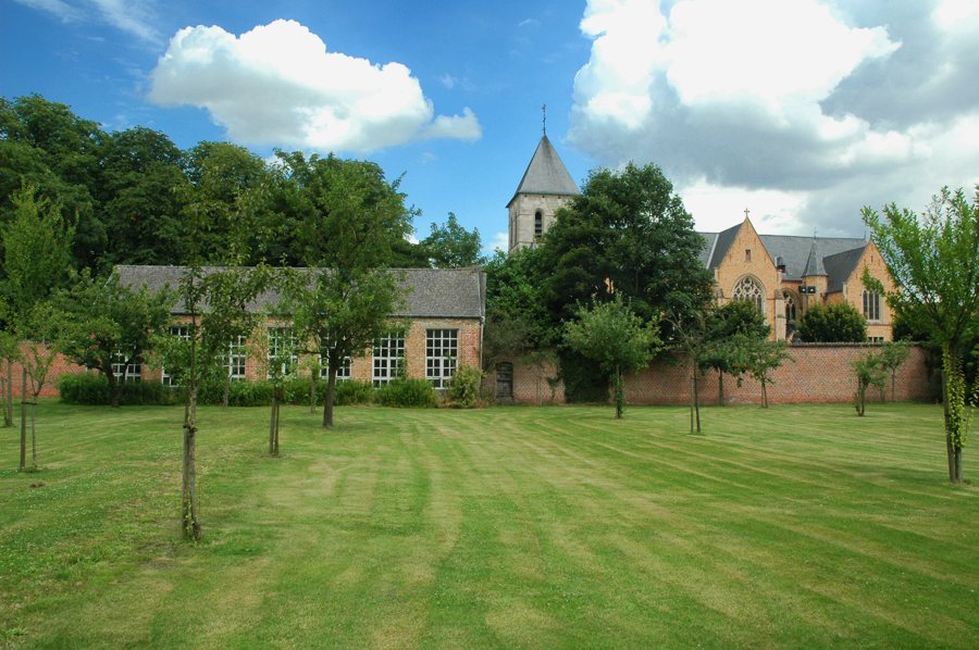 File:Kasteel van Berlare boomgaard.jpg