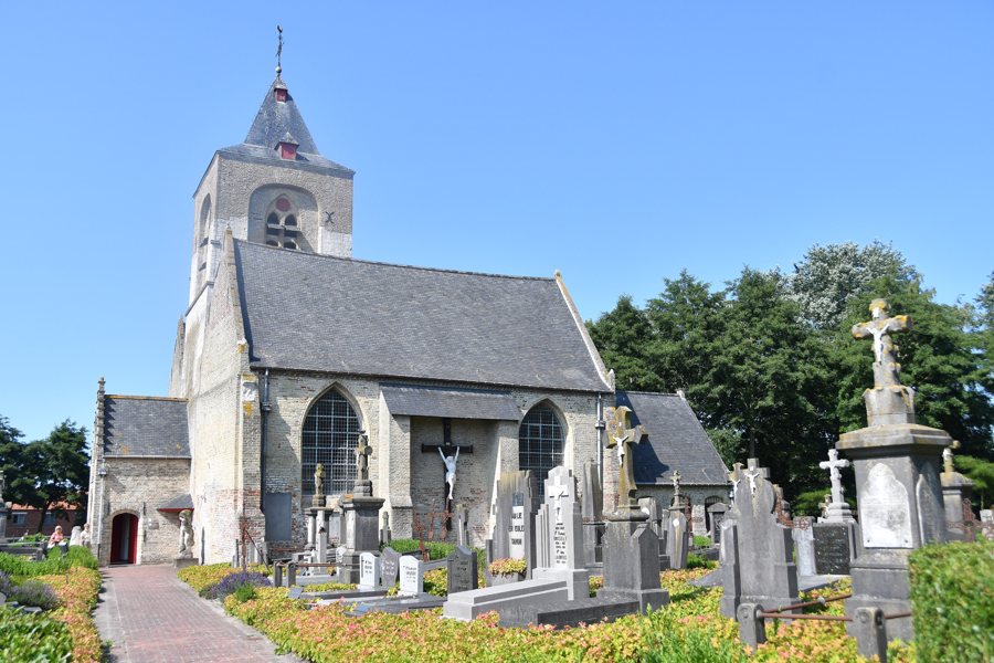 File:Sint-Laurentiuskerk Steenkerke (Veurne, Belgium). 01.jpg