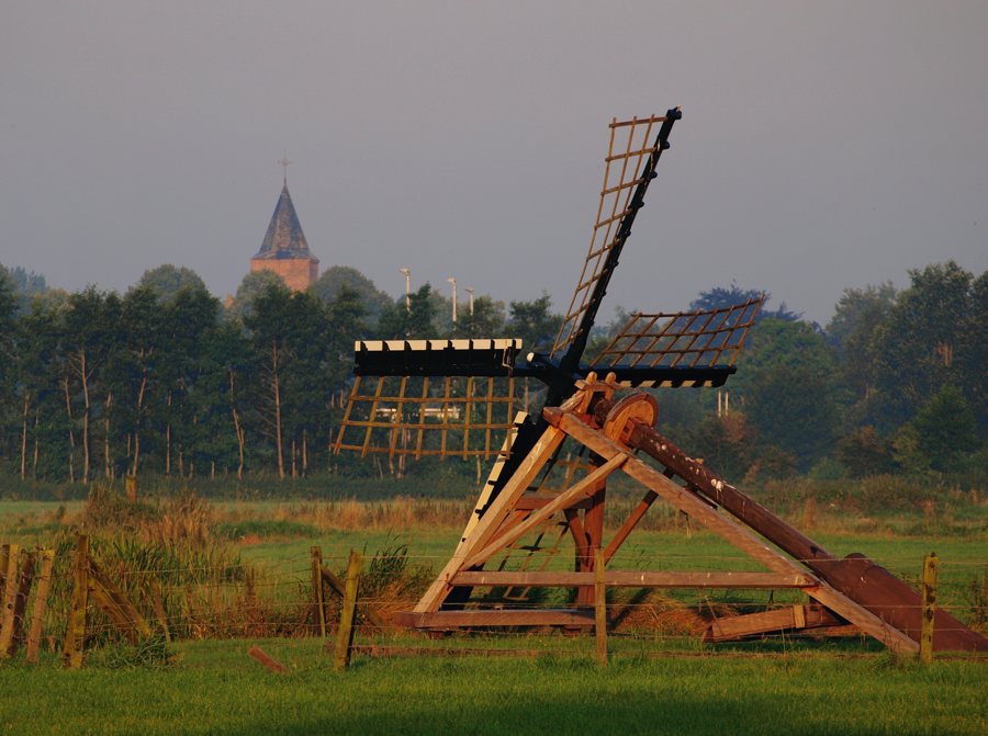 File:Tjasker en kerk Augustinusga (Beide Rijksmonumenten).jpg