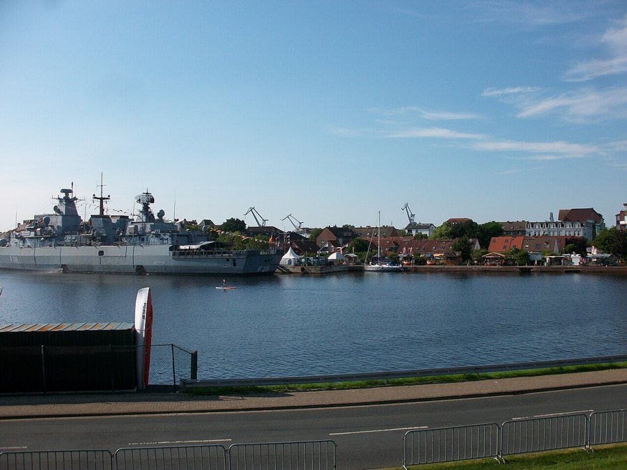 Fregatte Schleswig-Holstein im Großen Hafen von Wilhelmshaven beim Wochenende an der Jade 2022.