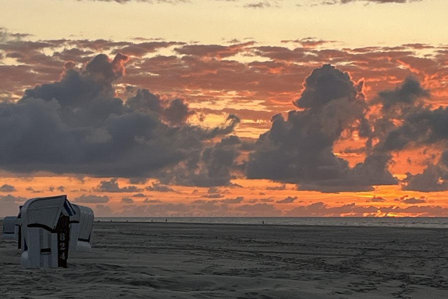 Sonnenuntergang am Strand von Juist.