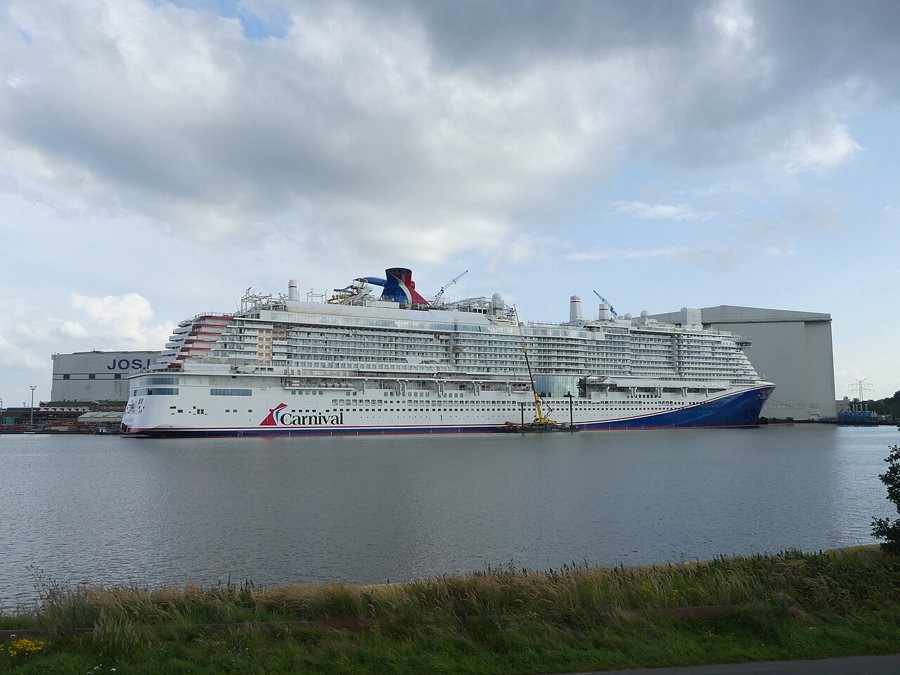 Kreuzfahrtschiff Carnival Jubilee bei der Meyer Werft in Papenburg.