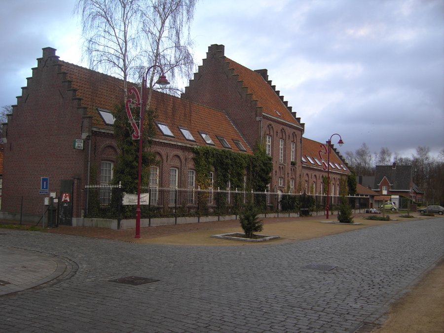 File:Poeke - Aalter - Belgium - Voormalig hospice of Godshuis uit 1896.jpg