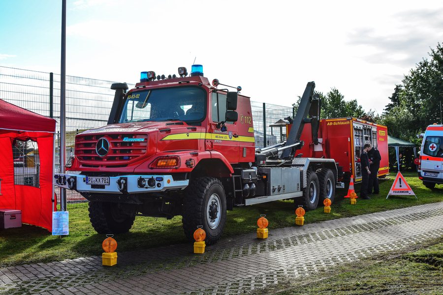 File:Appen musiziert – MB Zetros 2733 Wechselladerfahrzeug (WLF) 01.jpg