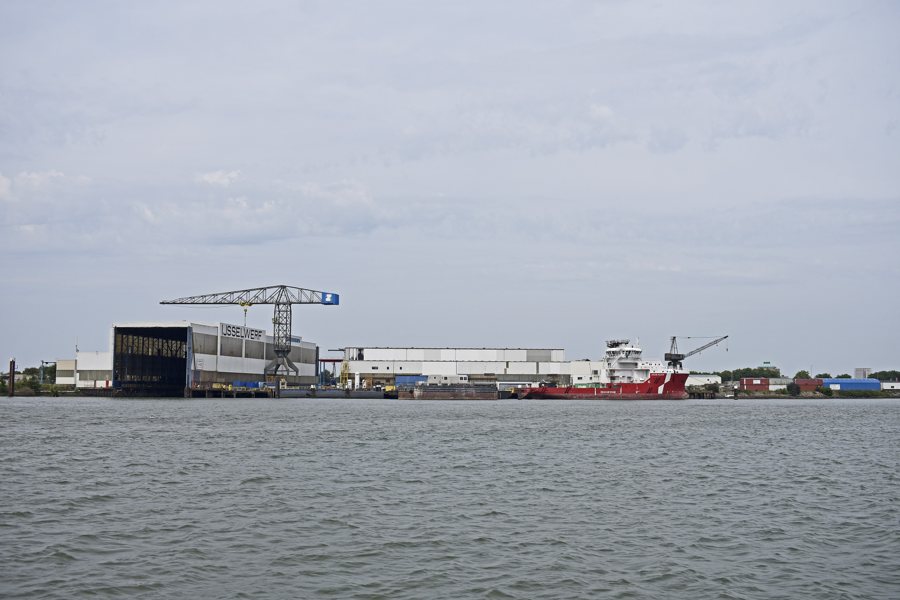 File:Capelle aan den IJssel IJsselwerf seen from the Nieuwe Maas 2.jpg