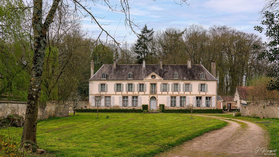File:Ecuires - Château.jpg