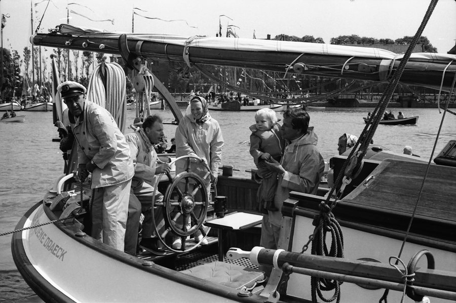 File:Prinses Beatrix en Prins Claus, met Willem-Alexander op de arm, op de Groen Draeck tijdens de opening van de nieuwe jachthaven in Enkhuizen, 7 juni 1969, NL-HlmNHA 1478 07205 03 K 09.JPG