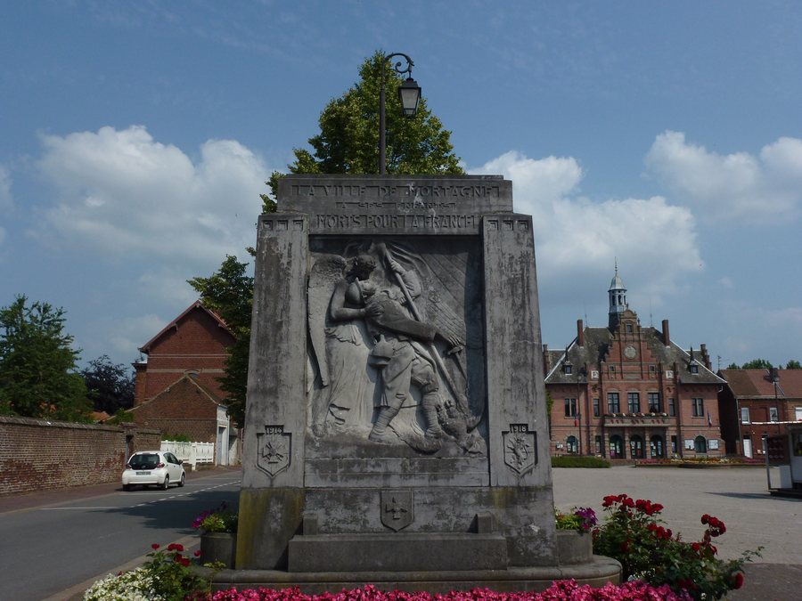File:Mortagne-du-Nord (Nord, Fr) monument aux morts devant la mairie.JPG