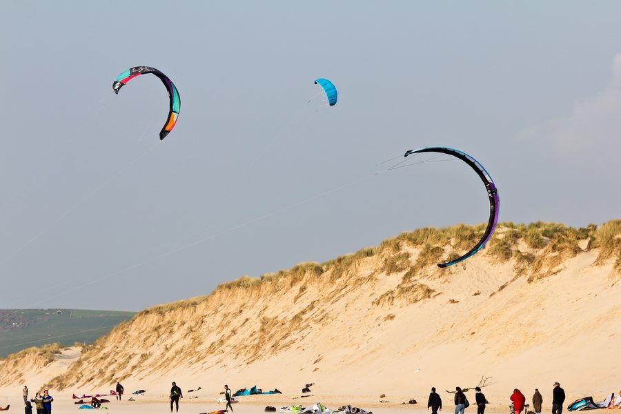 File:Kite surfer on the beach of Wissant, Pas-de-Calais -8072.jpg