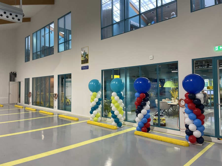 File:Ballonpilaar nieuwe ambulance voor Stichting Ambulance Wens Albrandswaard Rotterdam (54909241916).jpg