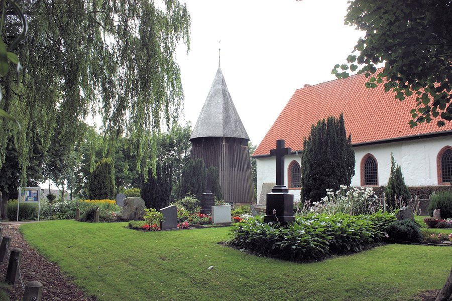 File:Koldenbüttel, St. Leonhard-Kirche, Friedhof und Glockenstapel.jpg