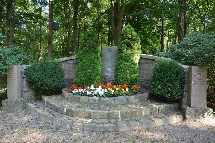 File:Schleswig-Holstein, Odderade, Ehrenmal NIK 2352.jpg