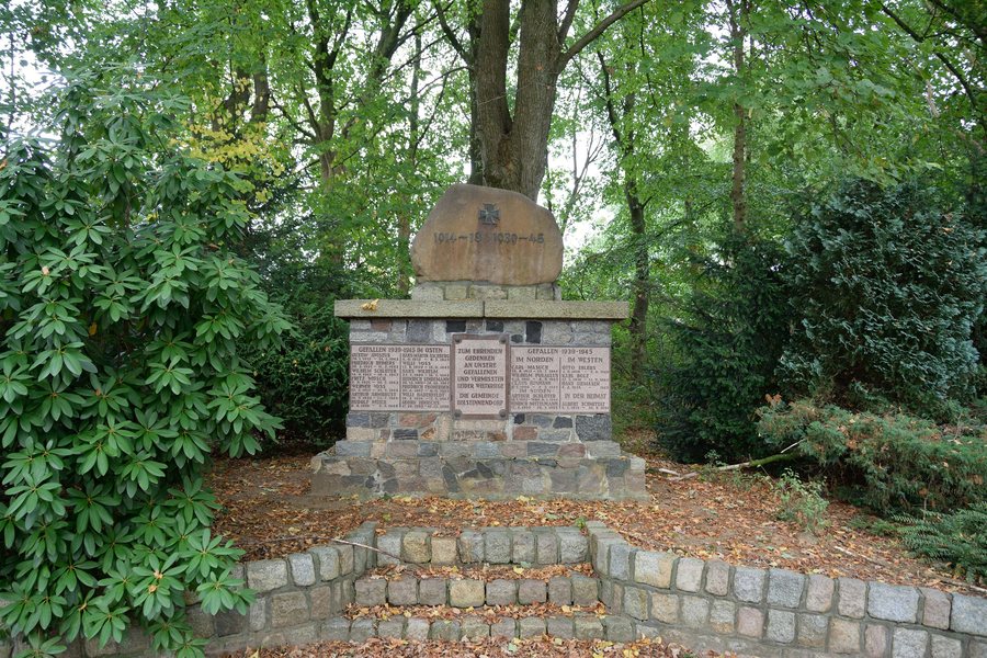 File:Schleswig-Holstein, Holstenniendorf, Ehrenmal NIK 0006.JPG