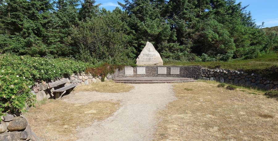 File:Gefallenendenkmal Hörnum 2018 Ehrenhain.jpg