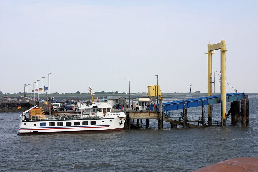 File:Pellworm. der Fähranleger.jpg