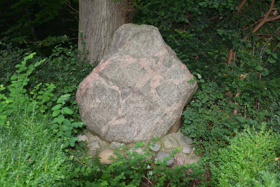 File:Schleswig-Holstein, Lägerdorf, Gedenkstein NIK 9395.jpg