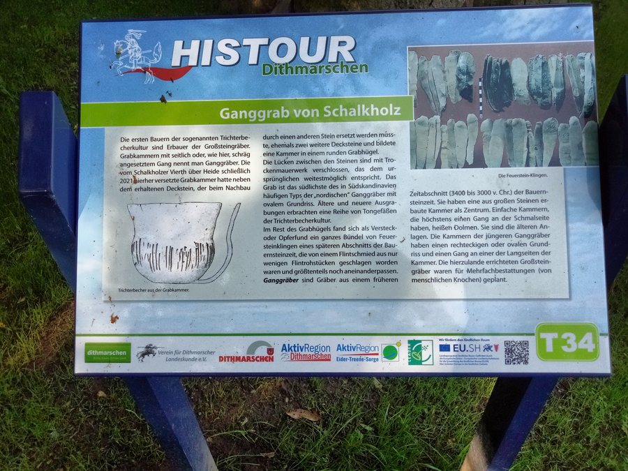 File:Histour Dithmarschen-T34-Ganggrab von Schalkholz.jpg