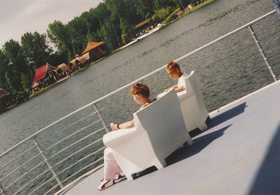 File:Floriade - Hoofddorp Zitje op het paviljoen Gemeente Haarlemmermeer, Inventarisnummer NL-HlmNHA Hmr 13068.JPG