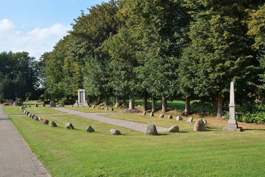 File:Schleswig-Holstein, Windbergen, Ehrenmal NIK 2547.jpg