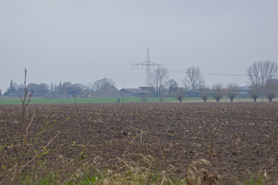 File:Freileitungsmast in Bilsen, Kreis Pinneberg.jpg