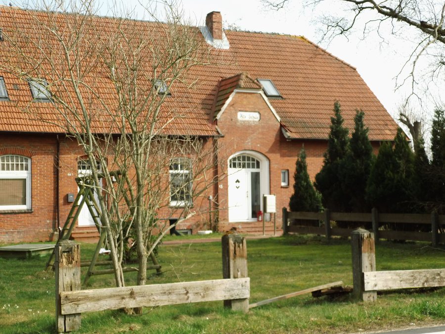File:Hagermarsch (Landkreis Aurich) Alte Schule.jpg