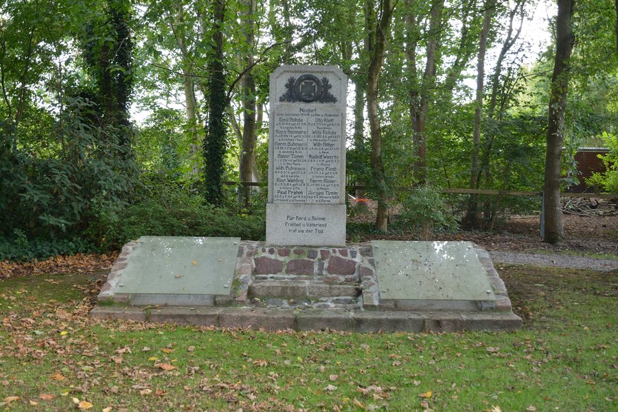 File:Schleswig-Holstein, Nindorf, Ehrenmal NIK 2954.jpg